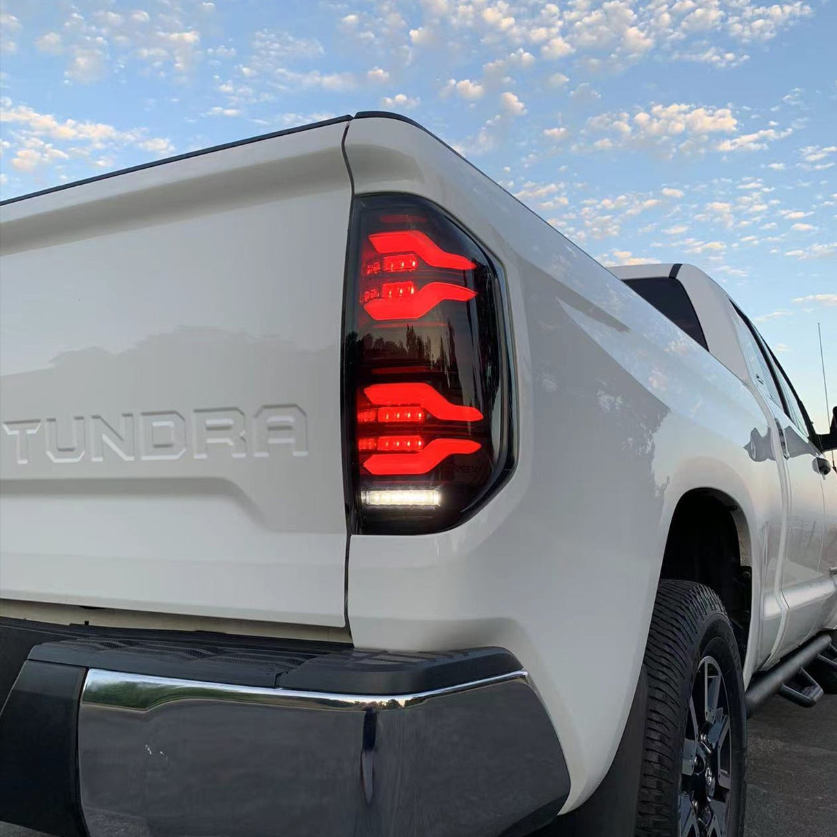 Feux arrière à LED Toyota Tundra LUXX-Series 14-21, noir et rouge