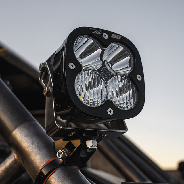 Les modules de lumière LED ont une lentille ambre pour repérer chaque conception Baja dans les virages larges XL80