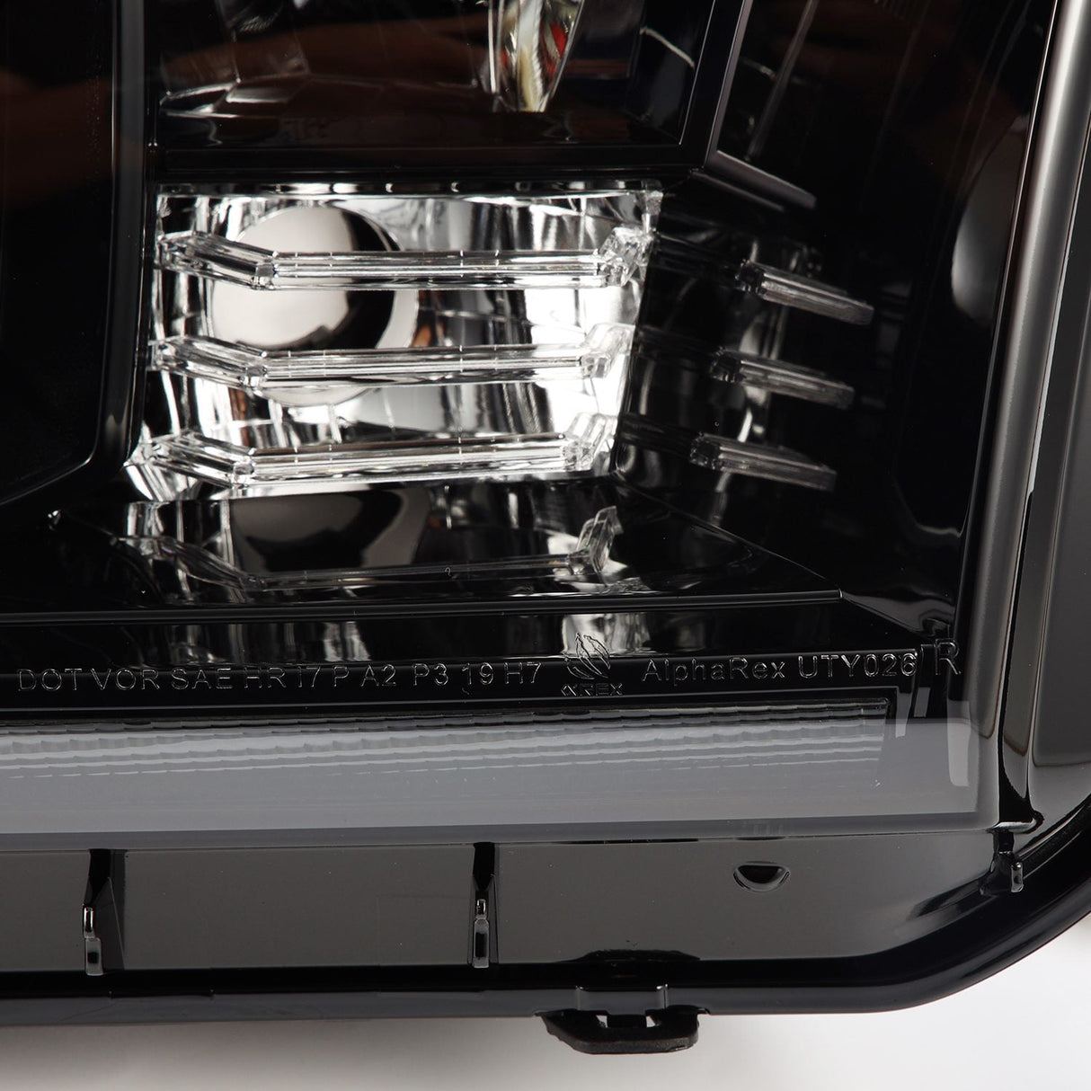 Phares projecteurs à LED Alpha-Black pour Toyota Tundra 07-13 et Toyota Sequoia MK II 08-17 (série LUXX) (avec réglage de niveau)