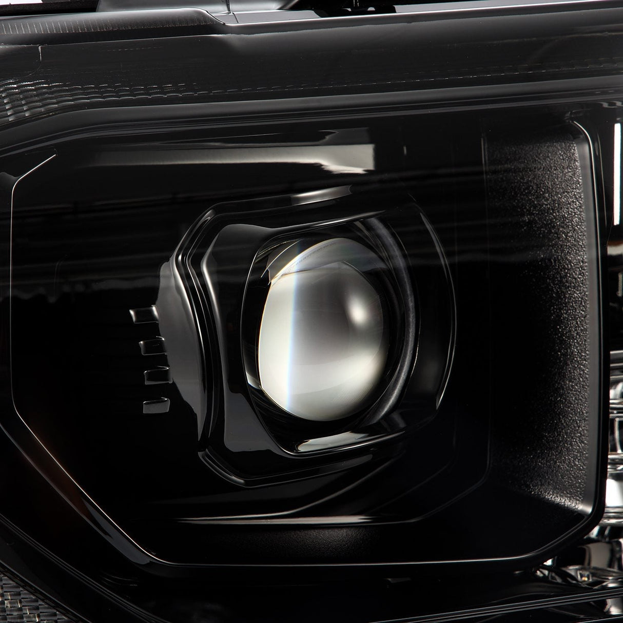 Phares projecteurs à LED Alpha-Black pour Toyota Tundra 07-13 et Toyota Sequoia MK II 08-17 (série LUXX) (avec réglage de niveau)