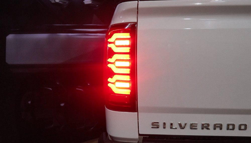 Feux arrière à DEL doubles série LUXX pour Chevrolet Silverado 1500 (14-18) / Silverado 2500HD/3500HD (15-19) / GMC Sierra 3500HD (15-19) - Noir et rouge