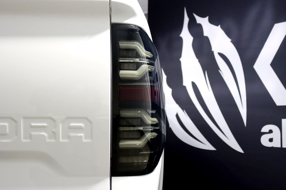 Feux arrière à LED Alpha-Black pour Toyota Tundra série LUXX 14-21