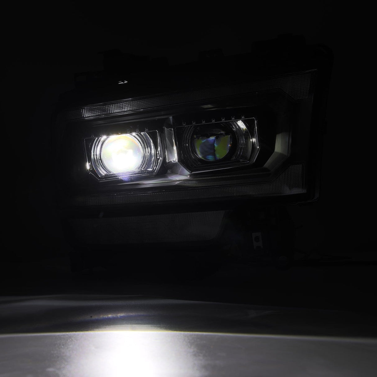 Phares projecteurs à DEL noirs de la série LUXX pour Ram 2500/3500/4500/5500 19-24