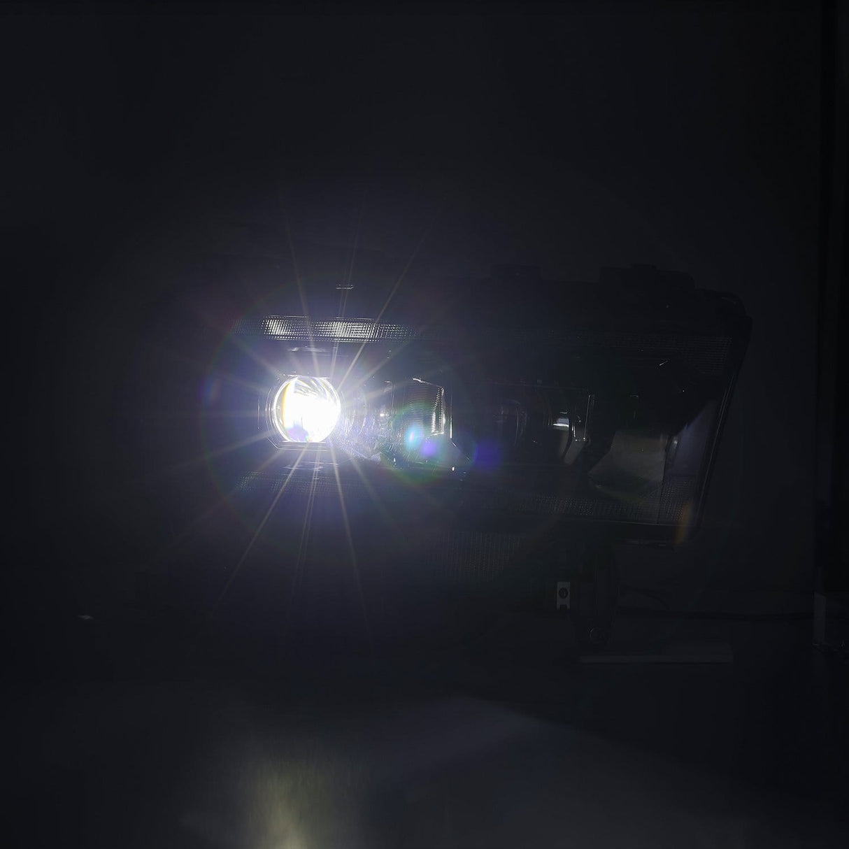 Phares projecteurs à DEL Alpha-Black de la série LUXX pour Ram 2500/3500/4500/5500 19-24
