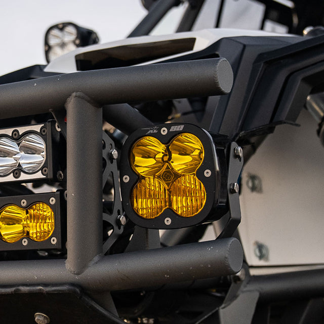 Les modules de lumière LED ont une lentille ambre pour repérer chaque conception Baja dans les virages larges XL80